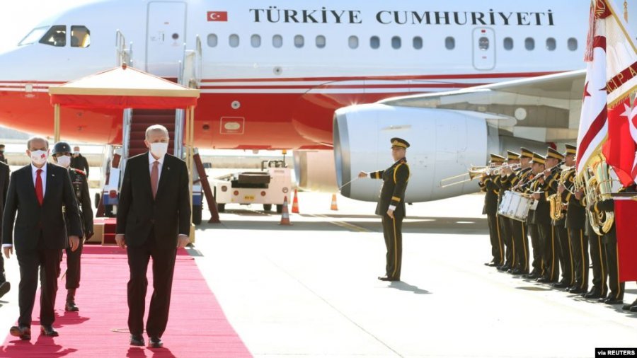 Vizita e Erdogan në pjesën turko-qipriote/ PE i kërkon BE-së sanksione ndaj Turqisë