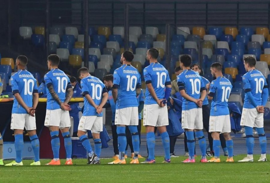 VIDEO/ Gjesti i veçantë, lojtarët e Napolit dolën në fushë me fanella me numër 10-të