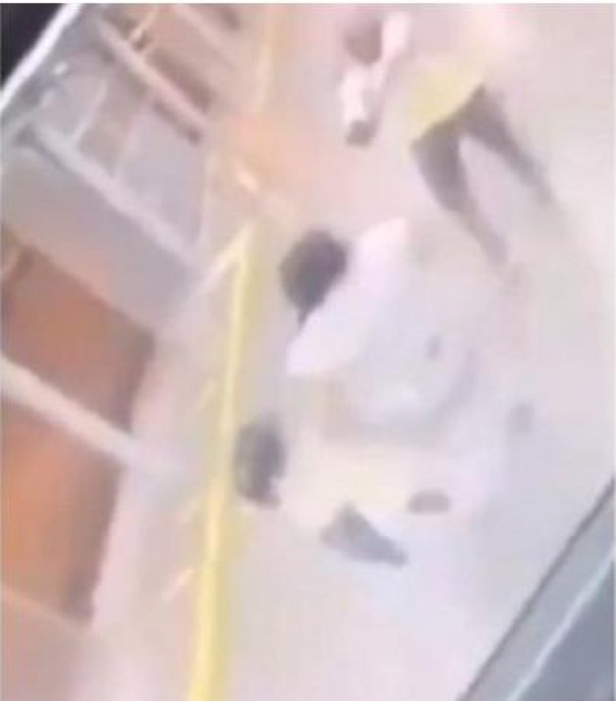 VIDEO/ Para syve të dy fëmijëve, burri qëllon për vdekje ish-të dashurën 