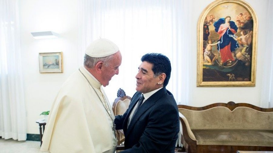 Papa përlotet për Diego Maradonën: Takimet me futbollistin e jashtëzakonshëm, njeri aq i brishtë