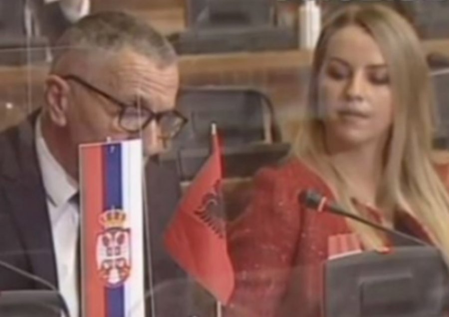 Deputeti vendos flamurin shqiptar në parlamentin serb, tërbohen Bërnabiçi e Daçiçi   