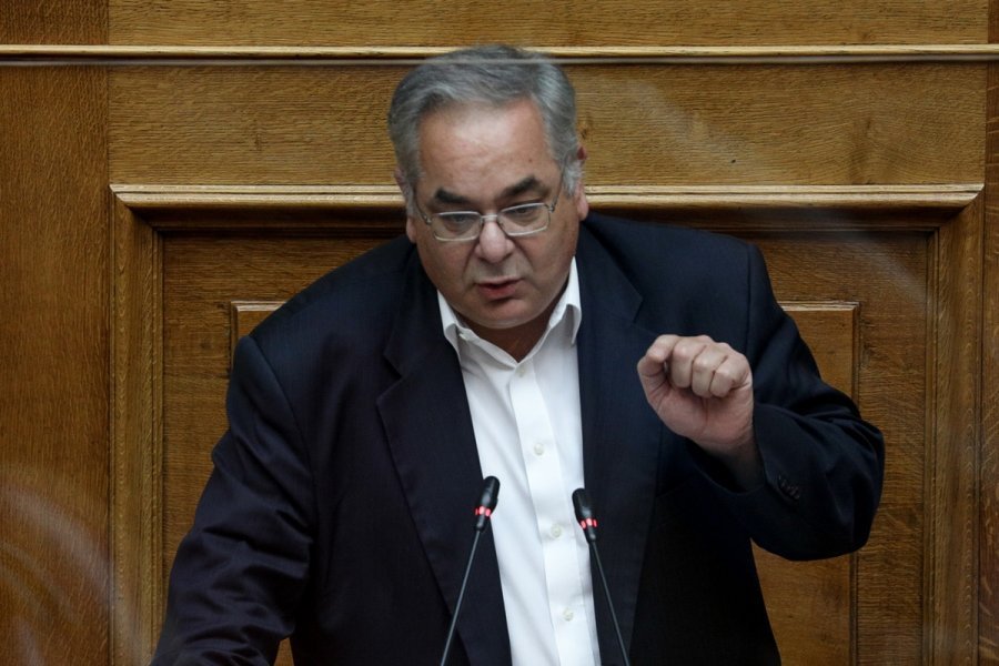 Greqi/ Deputetët heqin ‘kollaret’ dhe paraqiten pranë spitaleve për të shërbyer