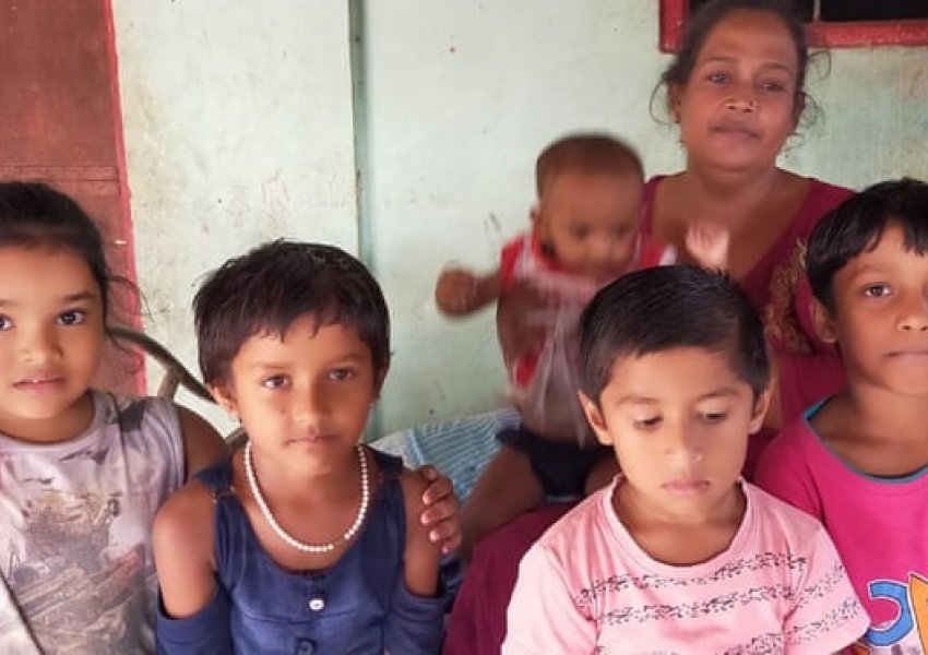 VIDEO/ ‘Dua t’u jap atë që mua s'ma dhanë kurrë’: Nëna trans merr fëmijët e braktisur në Indi