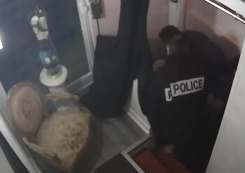 'Ndihmë, mor, ç'po bëhet?!' Policia e Parisit filmohet duke rrahur producentin brenda studios
