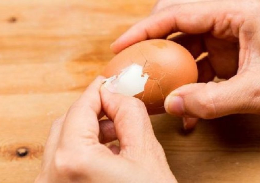 Mënyra ideale për të zier dhe për të qëruar vezë