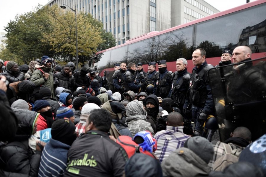 Paris/ Pezullohen policët që ushtruan dhunë gjatë evakuimit të refugjatëve