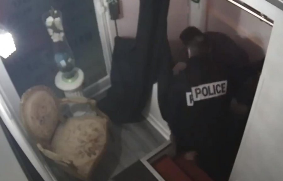 'Ndihmë, mor, ç'po bëhet?!' Policia e Parisit filmohet duke rrahur producentin brenda studios