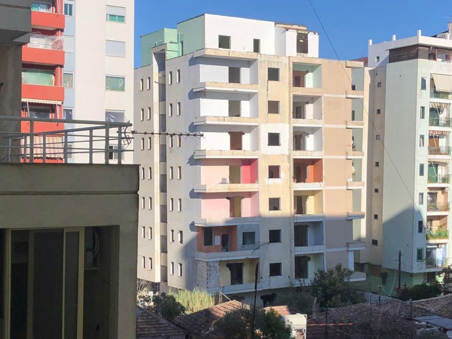 VIDEO/ Shembet me tritol pallati në Durrës