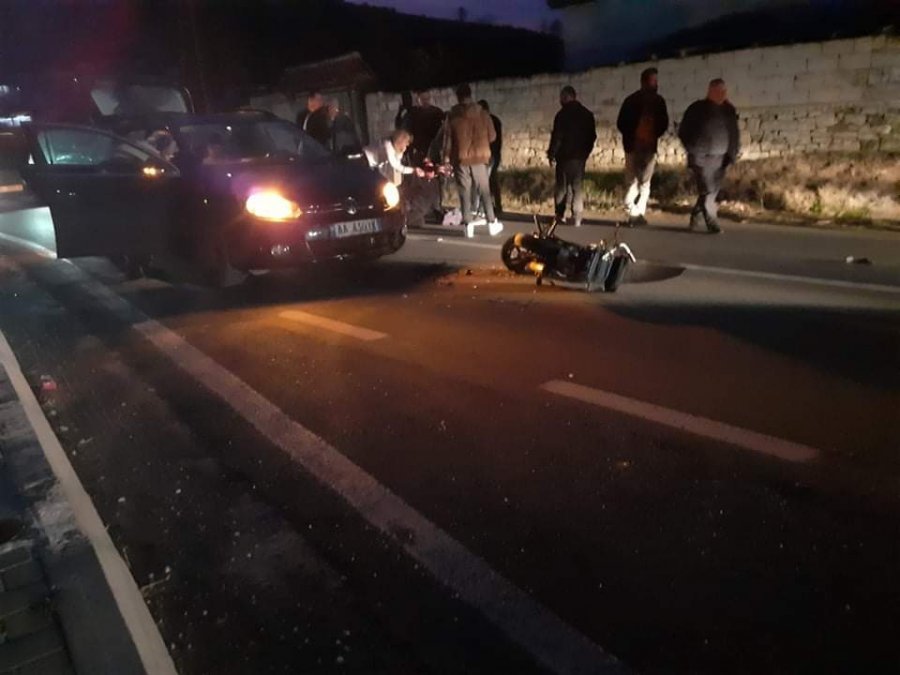 EMRI/ Makina përplas motorin në Fushë-Krujë, plagoset rëndë drejtuesi
