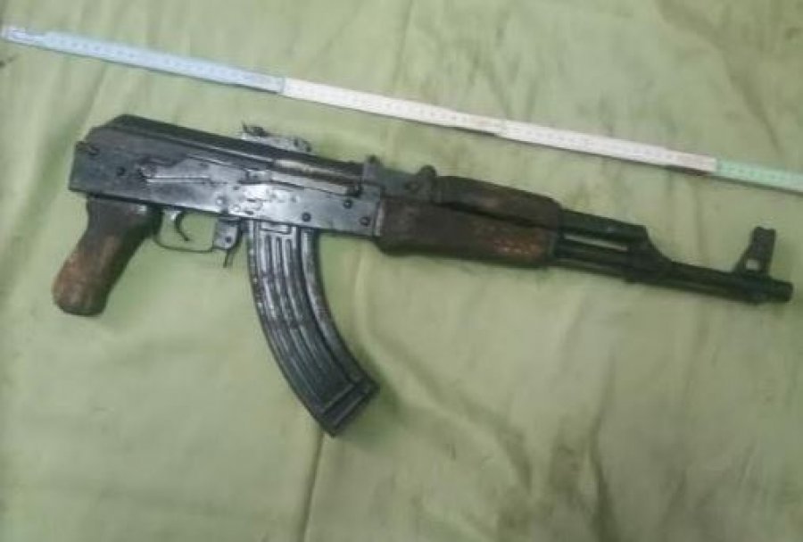 Automatik dhe armë gjahu në dyqan, arrestohet 61 vjeçari në Lezhë