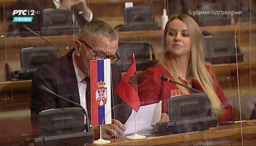 VIDEO/ Shaip Kamberi vendos flamurin kuq e zi në Parlamentin e Serbisë