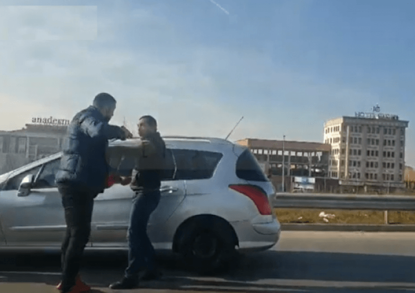 Përleshje në Prishtinë, avokati: Polici kërcënoi me pistoletë një qytetar në mes të rrugës