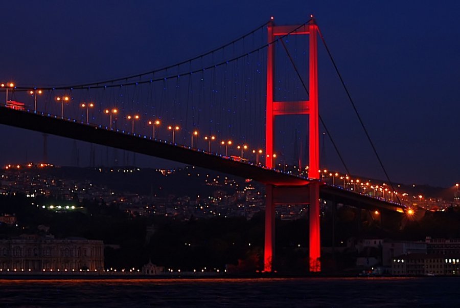 Ura e Bosforit ‘vishet’ kuq e zi, me rastin e 28 Nëntorit 