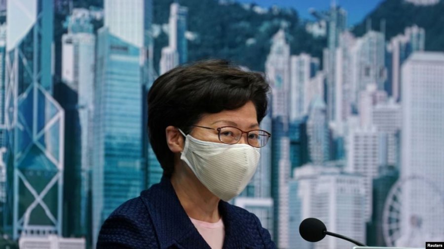 ‘E detyruar ti ruajë të gjitha paratë në shtëpi’/ Liderja e Hong Kongut i bishton sanksioneve amerikane