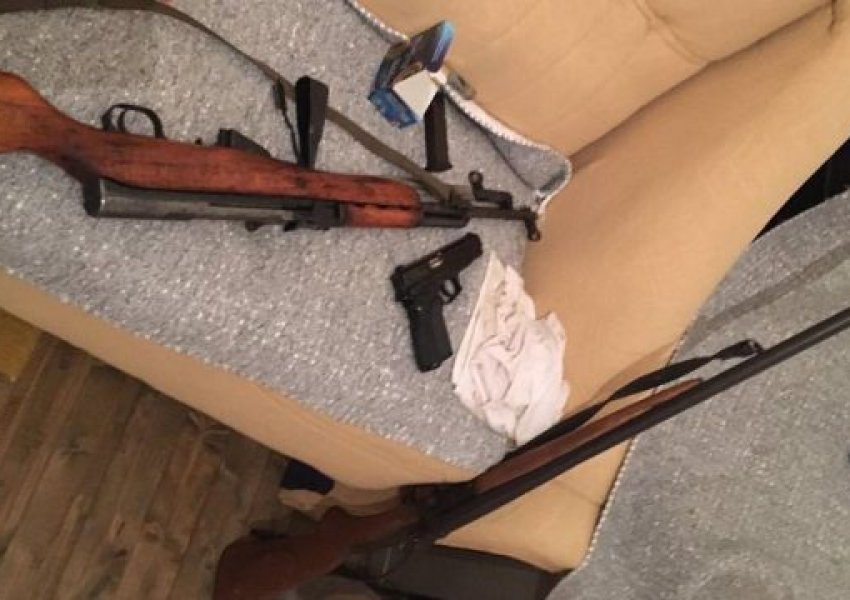 Policia i arreston dy të rinj në Podujevë, i sekuestron tri armë