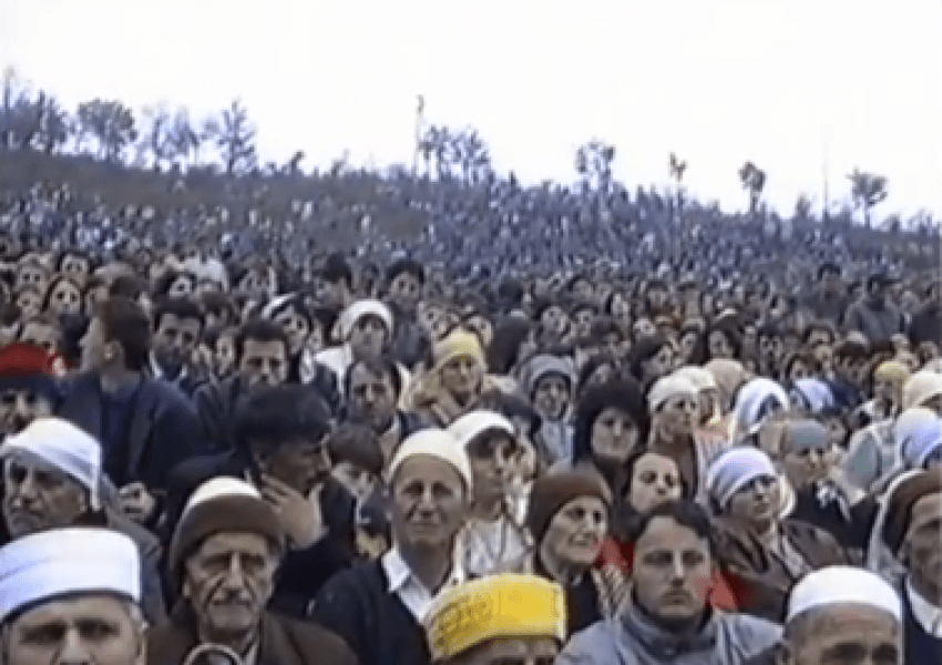 Video e rrallë/ Momenti i daljes publike të UÇK-së  në varrimin e Halit Gecit
