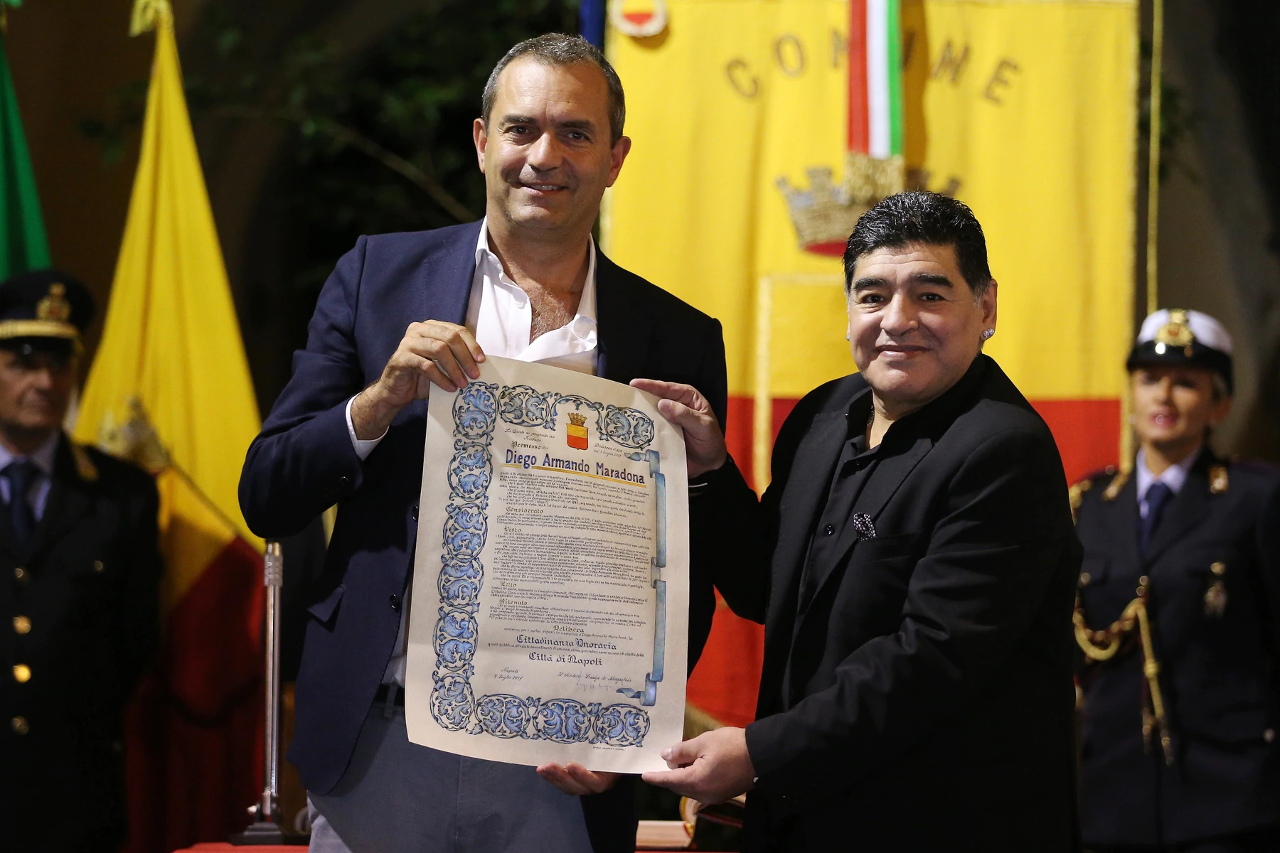 FOTO/ Kryebashkiaku i Napolit e bën fakt të kryer: Do jetë ‘Stadiumi Diego Armando Maradona’