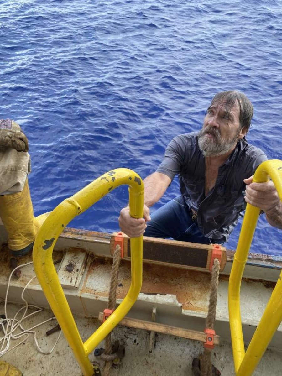 Amerikani gjendet i kapur fort pas anijes së përmbysur në mes të detit