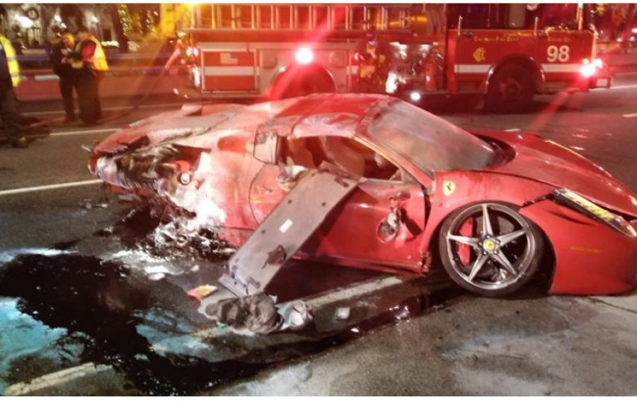 FOTO/ Marrin më qira Ferrarin, por e përplasin në autostradë