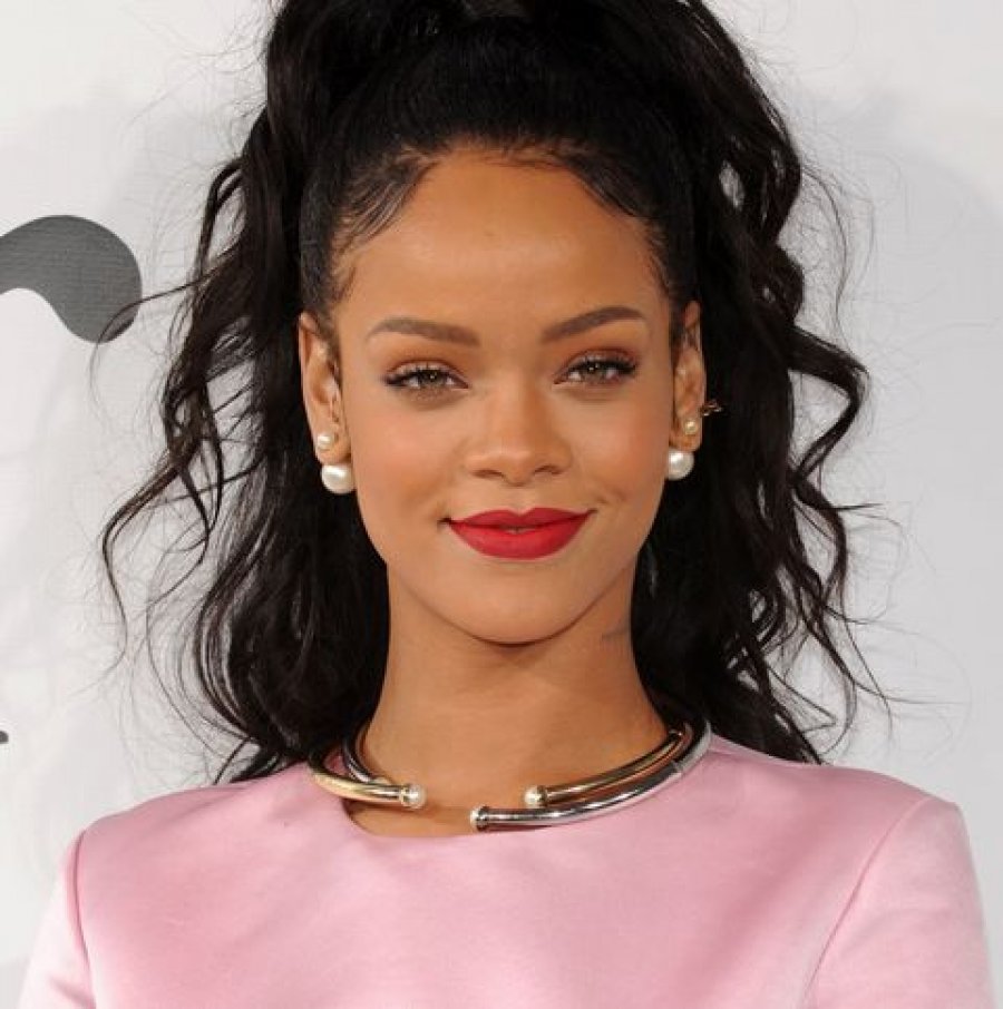 Rihanna fotografohet në supermarket dhe fansat u ‘fiksuan’ pas pamjes së saj 