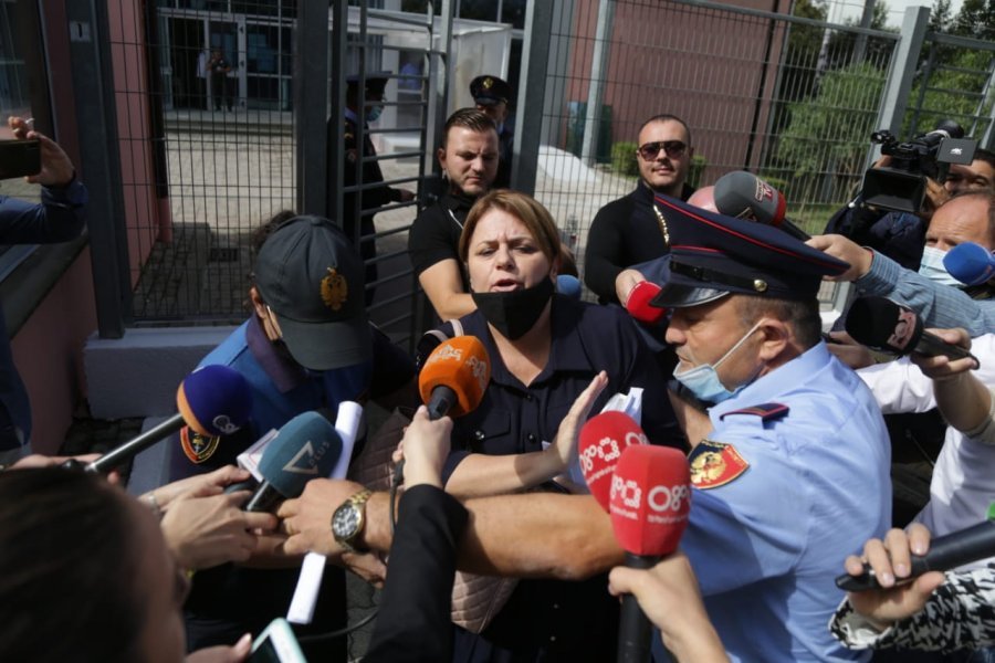 VIDEO/ Gazetari: Gjyqtares ia mbylli gojën edhe fizikisht policia