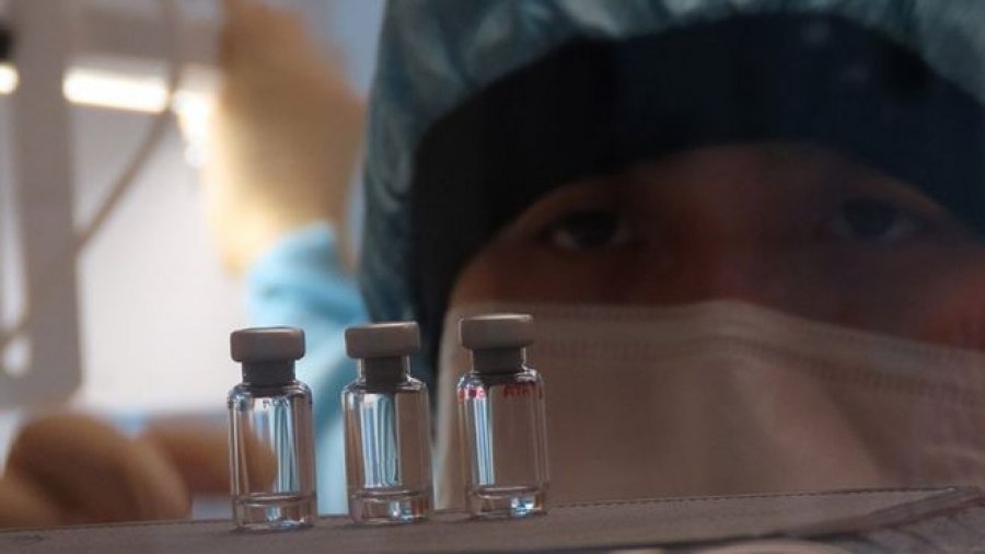 Shkencëtarët: Vaksina nuk do e kthejë jetën në normalitet në pranverë