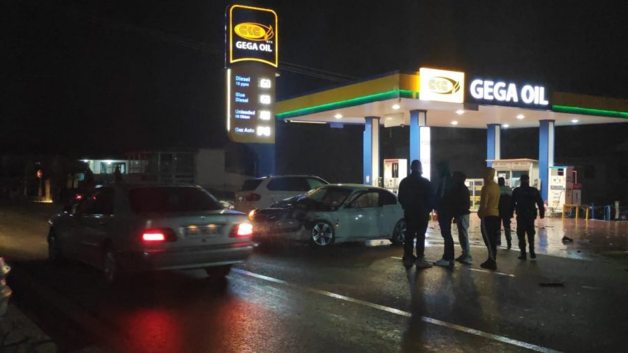 Aksident në Pogradec/ Makinat përplasen 'kokë më kokë', ndalojnë në karburant
