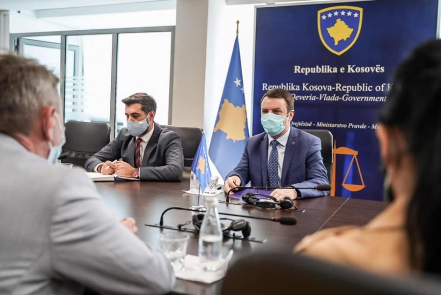 Qe arrestuar për 113 kg heroinë, shkarkohet këshilltari i Drejtësisë në Kosovë