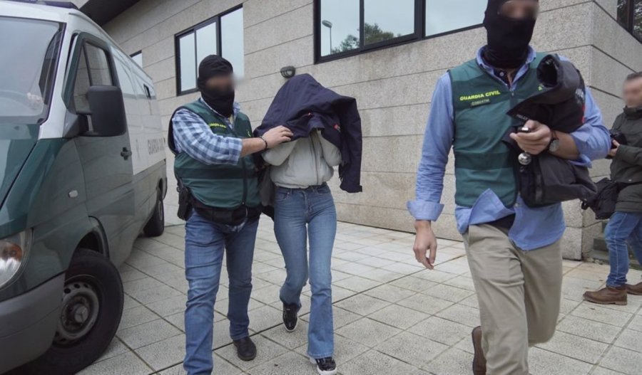 Spanjë, kjo është banditja shqiptare me doreza, pritet ADN-ja për të burgosur grupin