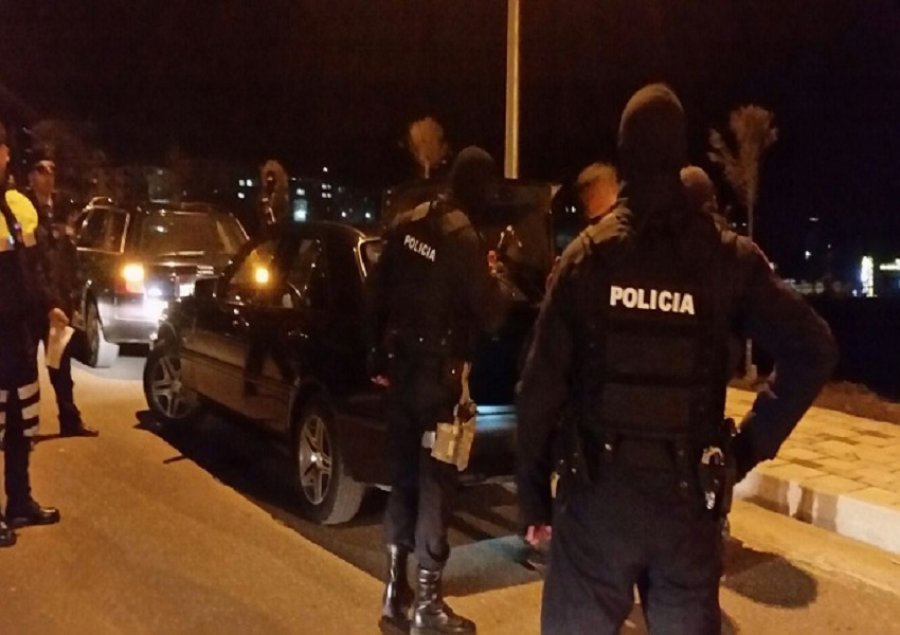 Përplasja pas mesnate në Elbasan, arrestohet një 23-vjeçar, në kërkim edhe 6 të tjerë