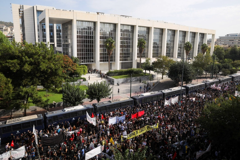 Pamjet nga Athina: mijëra njerëz thërrasin për drejtësi, 2000 policë në këmbë, ndërsa dënohet partia neonaziste 