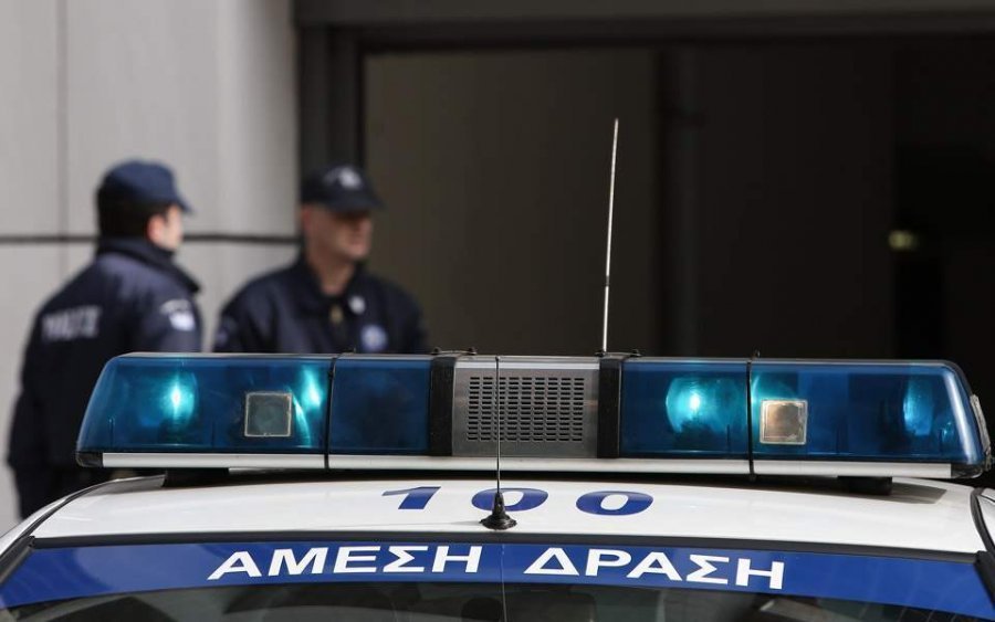 ‘Jemi policia, djali juaj ka vjedhur bankën/ Si i grabitën shqiptarët mijëra euro grekut