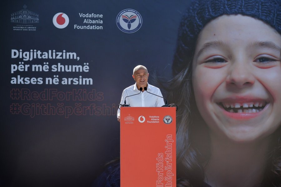 Digjitalizim, për më shumë akses në arsim/ Fondacioni Vodafone Albania dhuron 15.000 pajisje smart për fëmijët 