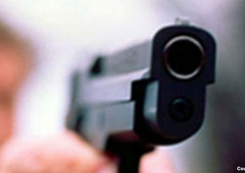 Nën kërcënimin e armës, i dyshuari merr paratë nga kasaforta e një kioske në Gjilan