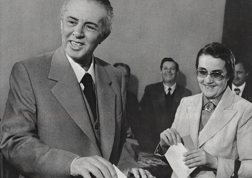 Gazeta franceze në 1962: Enver Hoxha detyron 100 oficerë dhe zyrtarë të ndahen nga gratë ruse