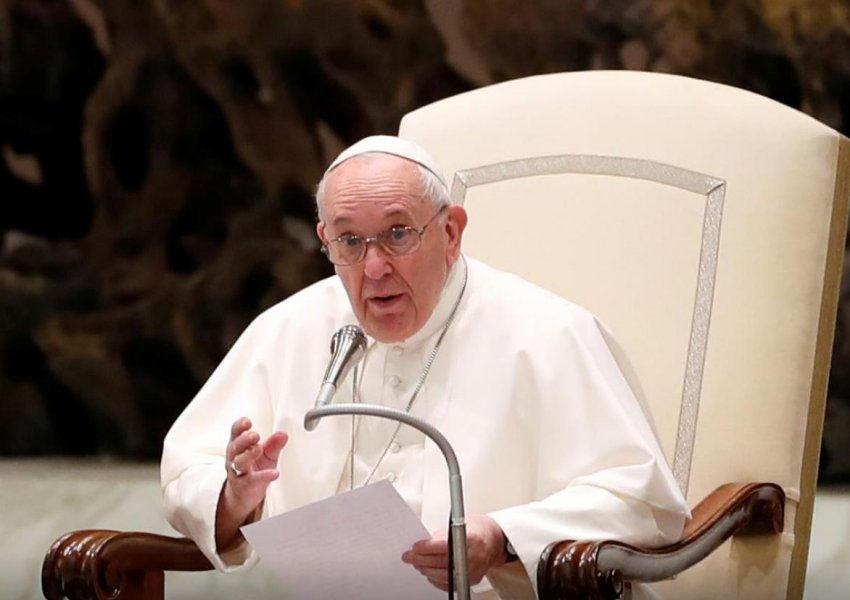 Papa Françesku qendron në distancë nga dashamirësit, për shkak të rrezikut nga COVID