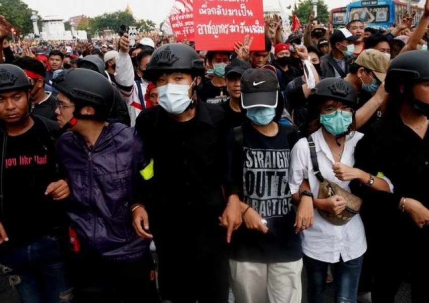 Protesta në Tajlandë: Mijëra vetë mblidhen në Bangkok ndërsa mbreti kthehet në atdhe