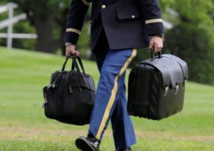 Sekrete shtetërore: Si funksionin valixhja e zezë që mban me vete çdo president i SHBA-së