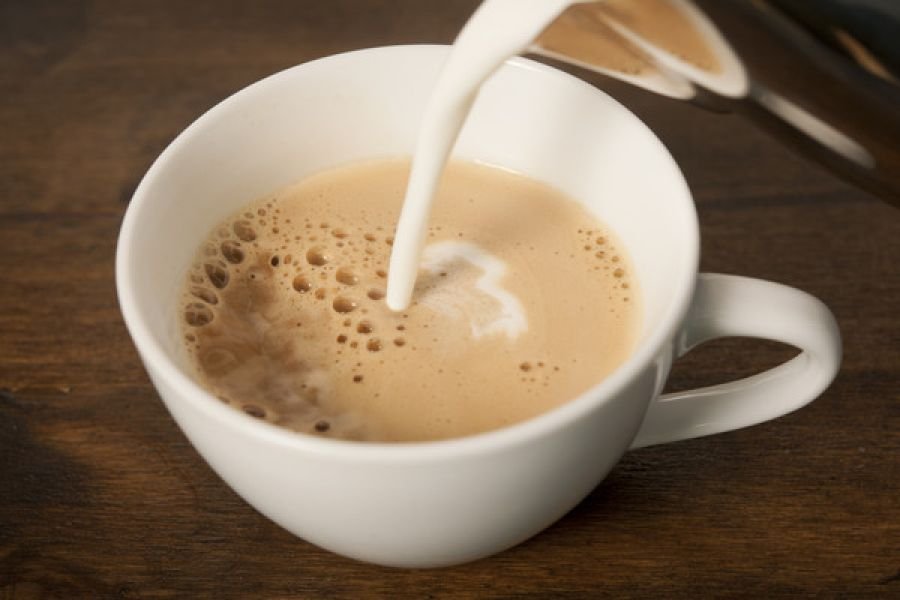 Si të kuptoni se po e teproni me pirjen e kafesë, çfarë duhet të konsumoni për t’a zëvendësuar
