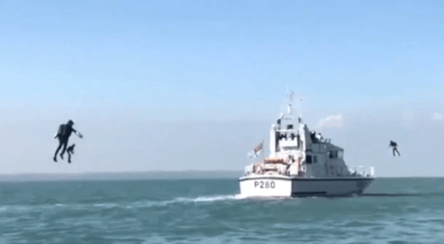 VIDEO/ Ushtria Britanike teston kostumet fluturuese për bastisjen e anijeve të ‘armikut’