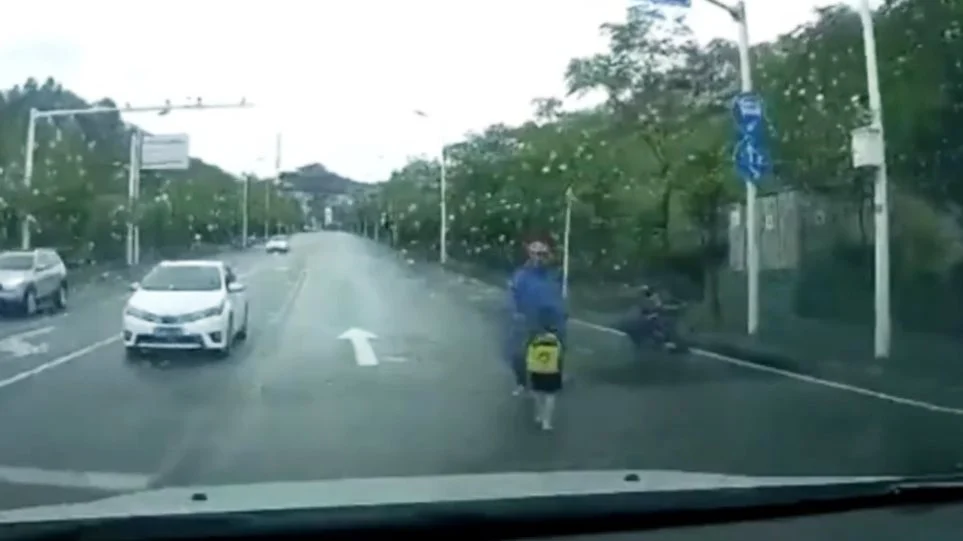 Video tronditëse/ I bie fëmija nga motori, babai e mer me shkelma vajzën e tij