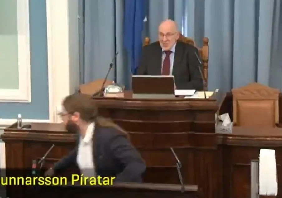 VIDEO/ Tërmeti i fuqishëm ndërpret Parlamentin, deputeti braktis foltoren nga frika 