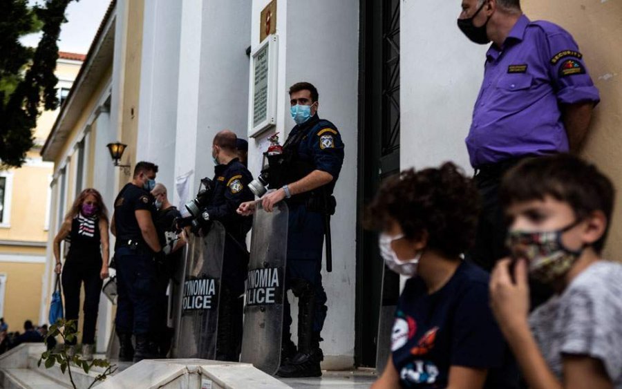 Greqi, fëmijët e arrestuar lirohen në pritje të gjykimit
