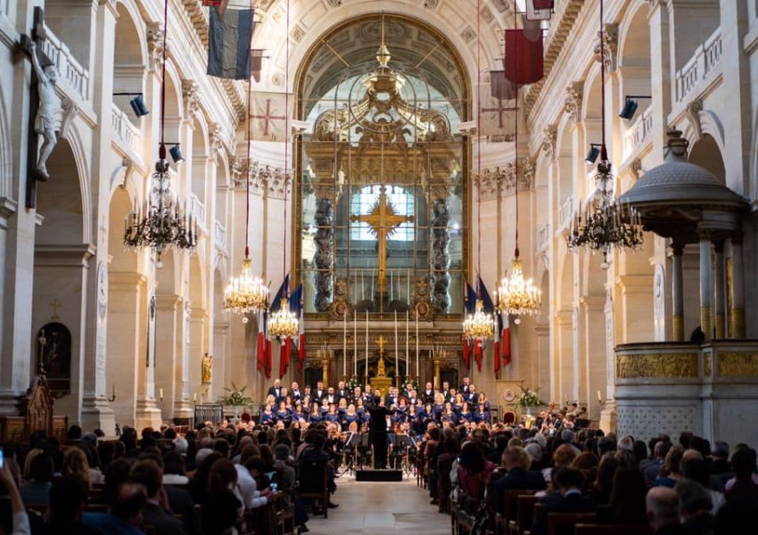 VIDEO/Filharmonia e Kosovës në Kishën Shën Lui në Paris, ja si e nisi koncertin me thirrjen e ezanit