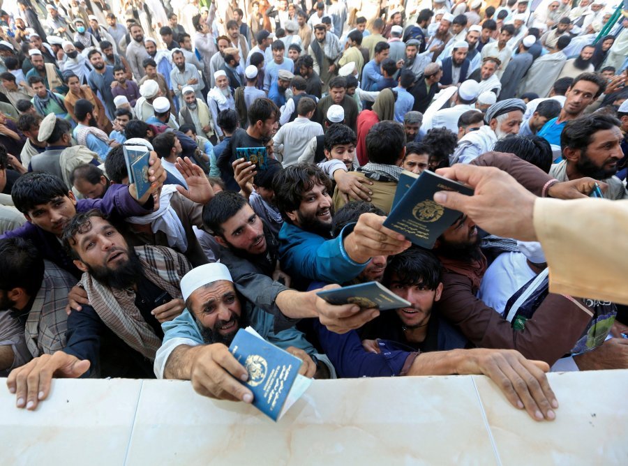 Pakistan ‘liron vizat’ për afganët, humbin jetën 12 persona nga turma e madhe përpara konsullatës
