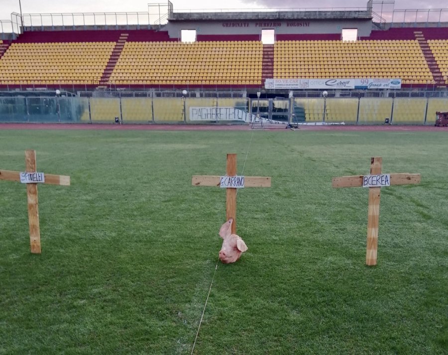 Kryqe dhe kokë derri në fushë, kërcënohet klubi italian
