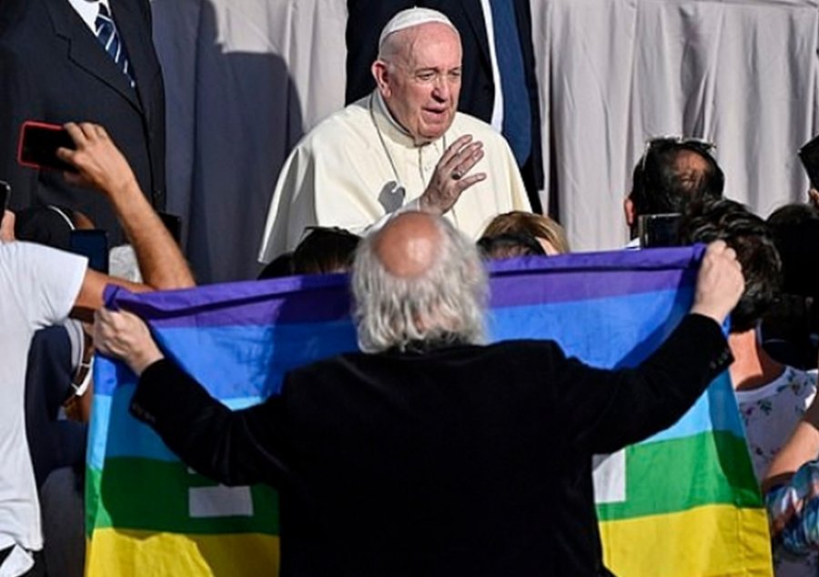 Papa Françesko pro çifteve gay: Meritojnë dhe ata të krijojnë një familje