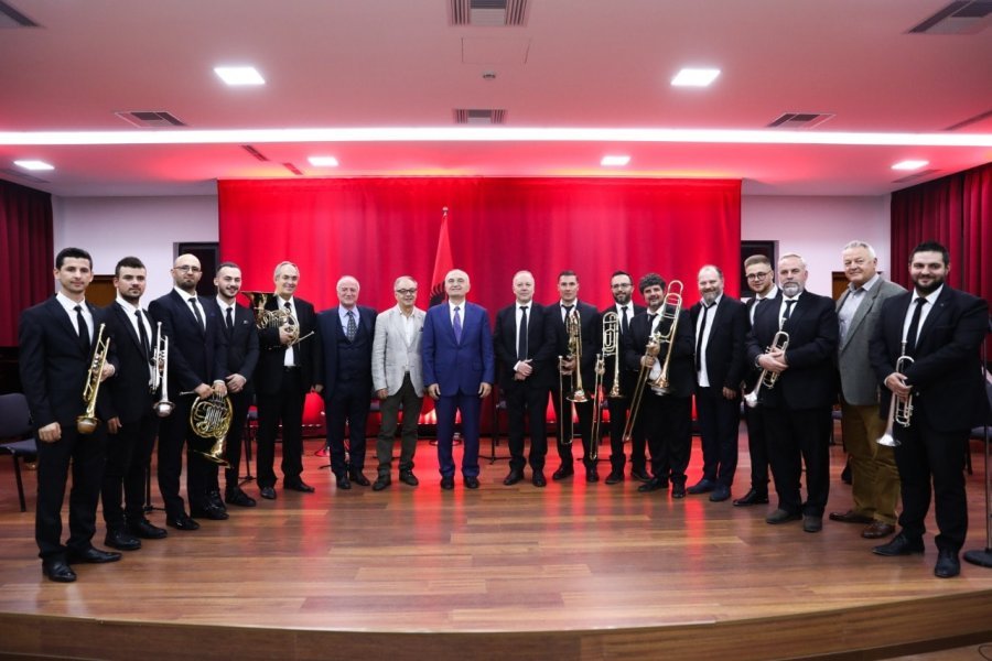 I lidhur me Himnin Kombëtar dhe Skënderbeun: Presidenti i jep titullin 'Nderi i Kombit', të madhit Çesk Zadeja