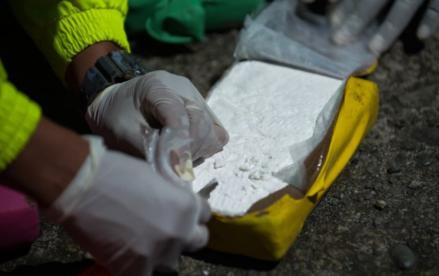 Lokali bazë droge/ Prangosen shqiptarët, u kapet  26 kg kokainë e 75 mijë euro