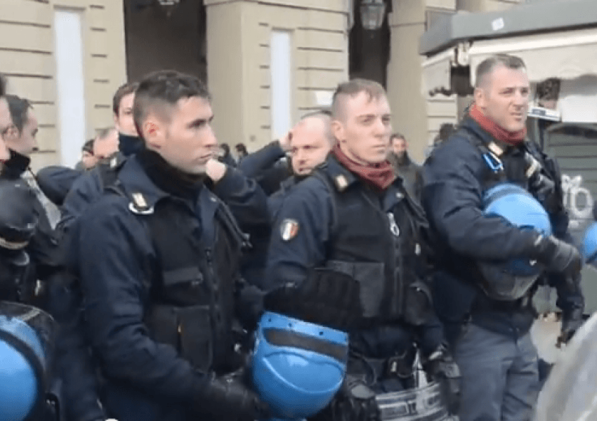 VIDEO/ Policia bashkohet me protestuesit që kundërshtojnë masat anti-Covid   